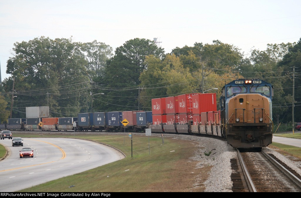 CSX SD70MAC 4718 waits for green